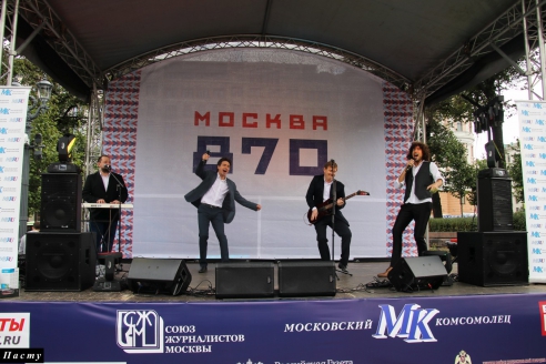 Ансамбль "Мужская работа" на главной сцене Фестиваля столичной прессы, 9 сентября 2017 года