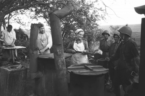 Выдача горячей пищи на советской полевой кухне. 1942 г.