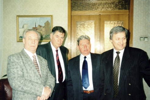 С учителями и наставниками – Н.С. Леоновым, Л.В. Шебаршиным, А.Н. Бабушкиным. СВР. 1999 г.