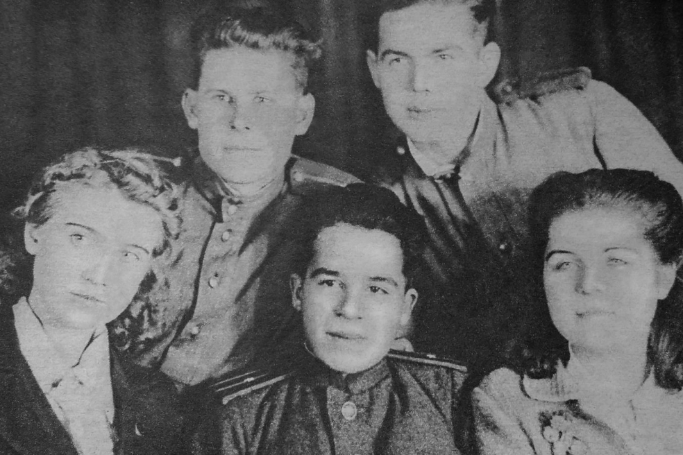 Последнее фото перед отъездом на фронт, слева направо сидят: Л. Щербакова, Э. Вилар, В. Чернышева, сзади стоят В. Елисеев и И. Громов