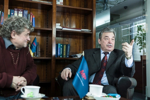 Секретарь Союза журналистов Москвы Виктор Черёмухин с членом редколлегии МР Игорем Шумейко