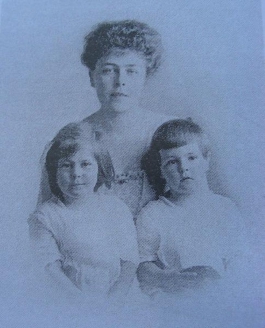Вера Николаевна Фальц-Фейн (Епанчина) с детьми - Эдуардом и его сестрой Таисией. 1917 г.