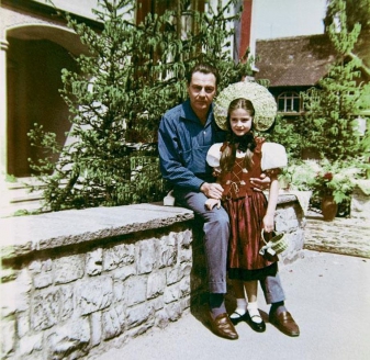 Барон Фальц-Фейн с дочерью Людмилой (род. 1951), которую после развода с женой он будет воспитывать с пяти до шестнадцати лет.