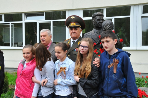 У памятника маршалу Советского Союза, дважды Герою Советского Союза В.И. Чуйкову в школе №479, которая носит его имя