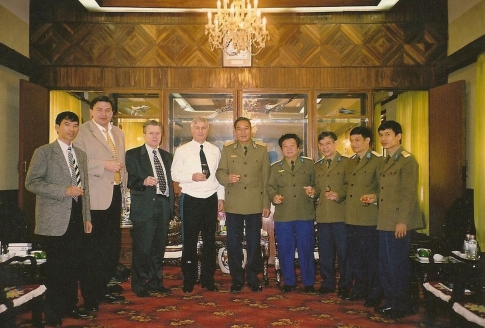 С генералом Нгуен Дык Шоатом, Вьетнам