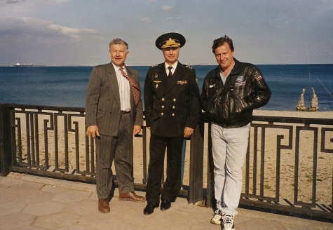 В.Г. Дейнека с лучшими в мире палубными летчиками в Феодосии, октябрь 1997г.