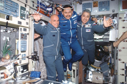 Космонавты Д. Тито, Т. Мусабаев и Ю. Батурин на борту космического корабля "Союз ТМ-32". 2001 г.