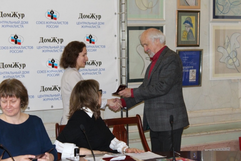 Вручение удостоверения СЖР Е.А. Борисовой, 19 мая 2016 года