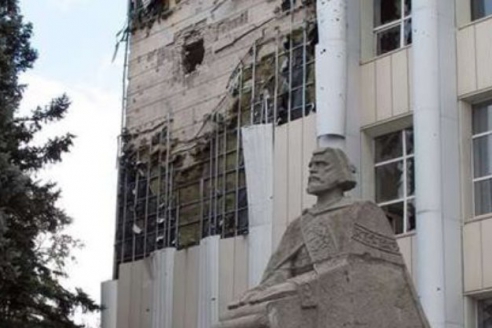 Библиотека имени М. Горького в 2014 после обстрела