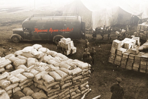 Бойцы Красной армии разгружают прибывший на фронт эшелон с продовольствием. 1943 г.