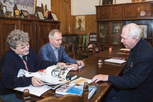 В.Н. Ганичев с генеральным директором журнала МР Н.А. Кузнецовым и И.Н. Шумейко, октябрь 2015 г.