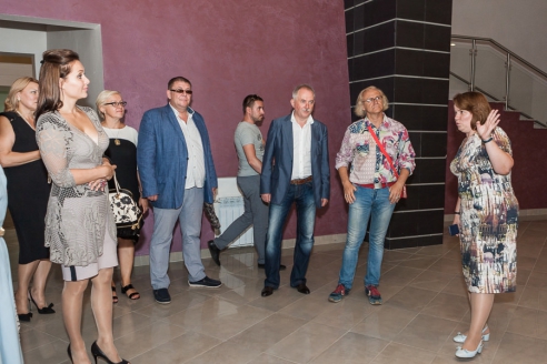 Экскурсию по выставке «Большой театр. Эпизоды истории» для первых гостей провела министр культуры Московской области Оксана Косарева, 20 июля 2016 года