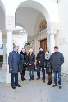 Участники конференции у Крестовоздвиженского храма при Ливадийском дворце, 16 февраля 2017 года